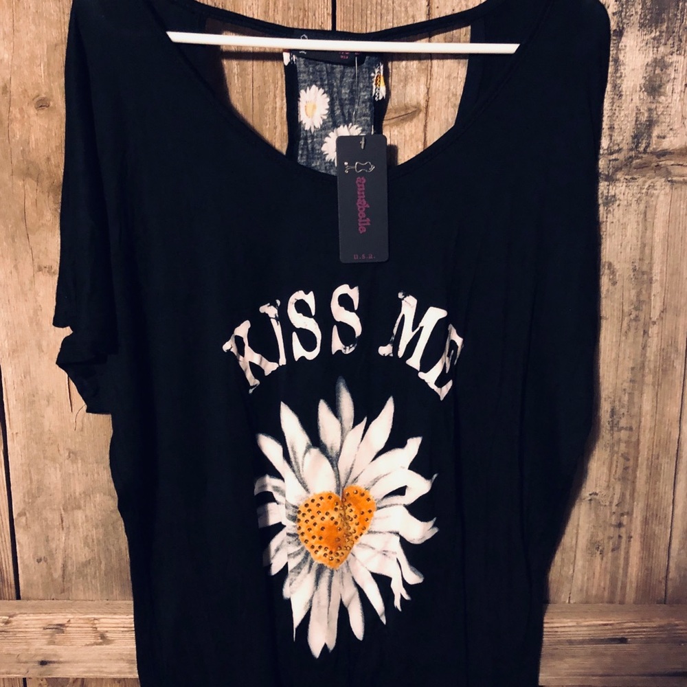 KISS ME Short Sleeve Graphic Tee